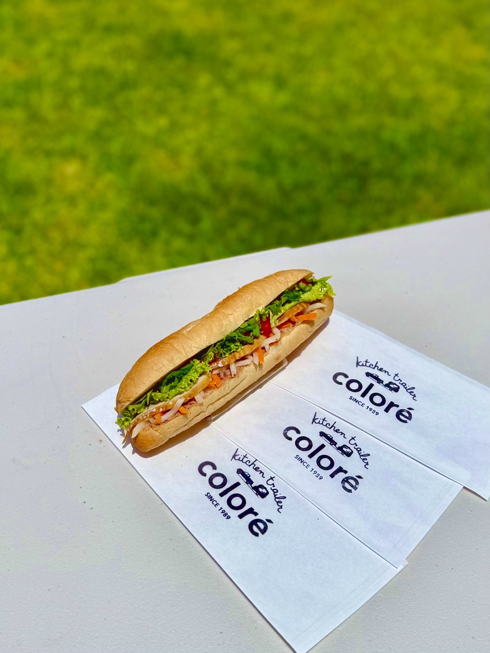・FOODメニューcoloré特製バゲットサンド�@スモークチキンと2種チーズのカスクート�Aスモークチキンとレバーパテのバインミー※両方にフレッシュ野菜をサンドします�Bキューバサンド・ソフトドリンク、アルコール・天然水のかき氷など